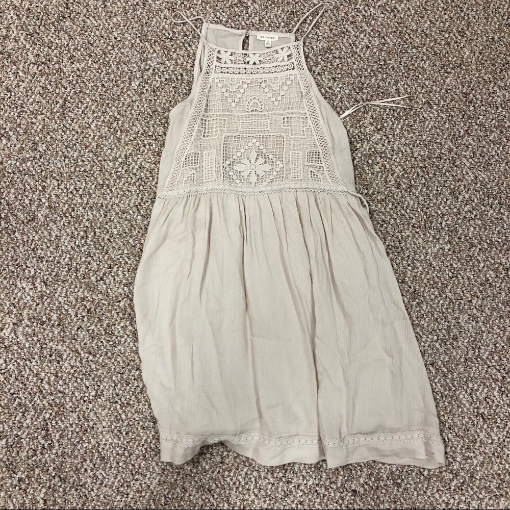 En creme mini dress